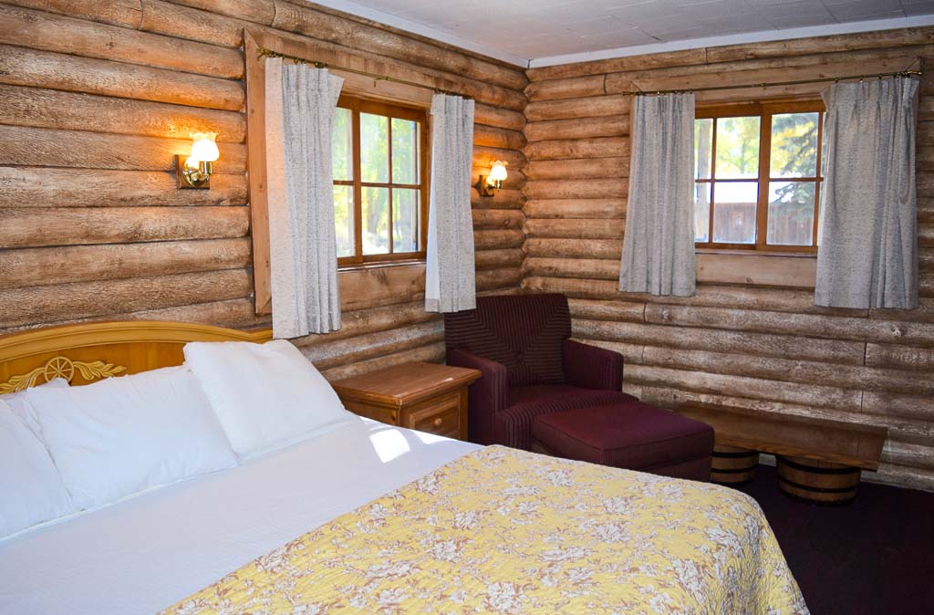 A clean Cabin Bedroom at Island Acres Resort Motel