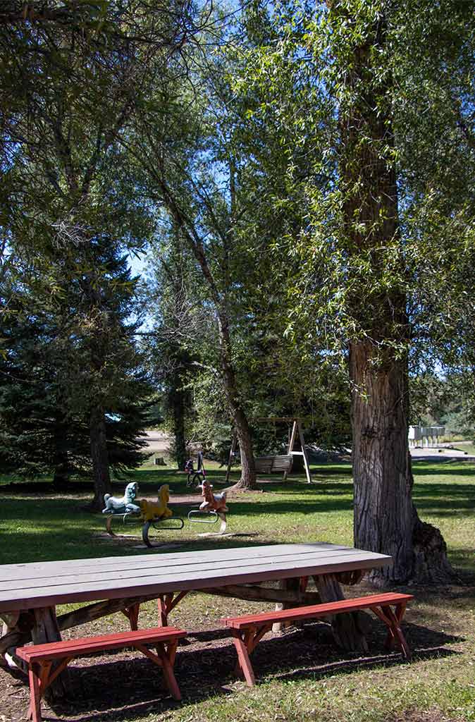 Picnic table at Island Acres Resort Motel