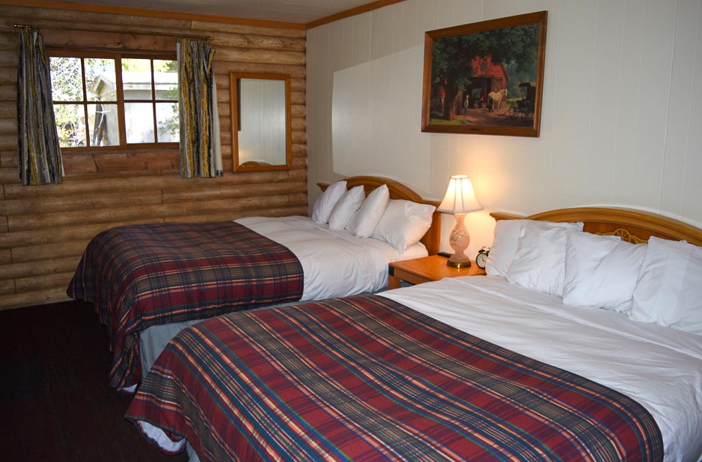 Two clean Queen Bedroom at Island Acres Cabin